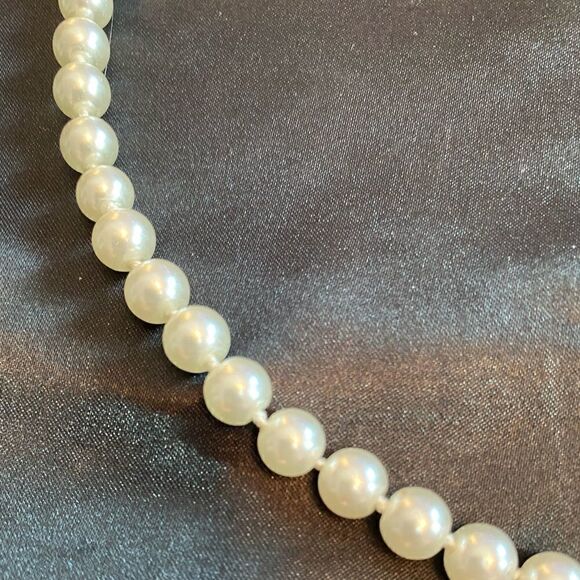 Vintage 80s Faux Pearls with Gold Tone Fish Hook Clasp - Picture 2 of 6